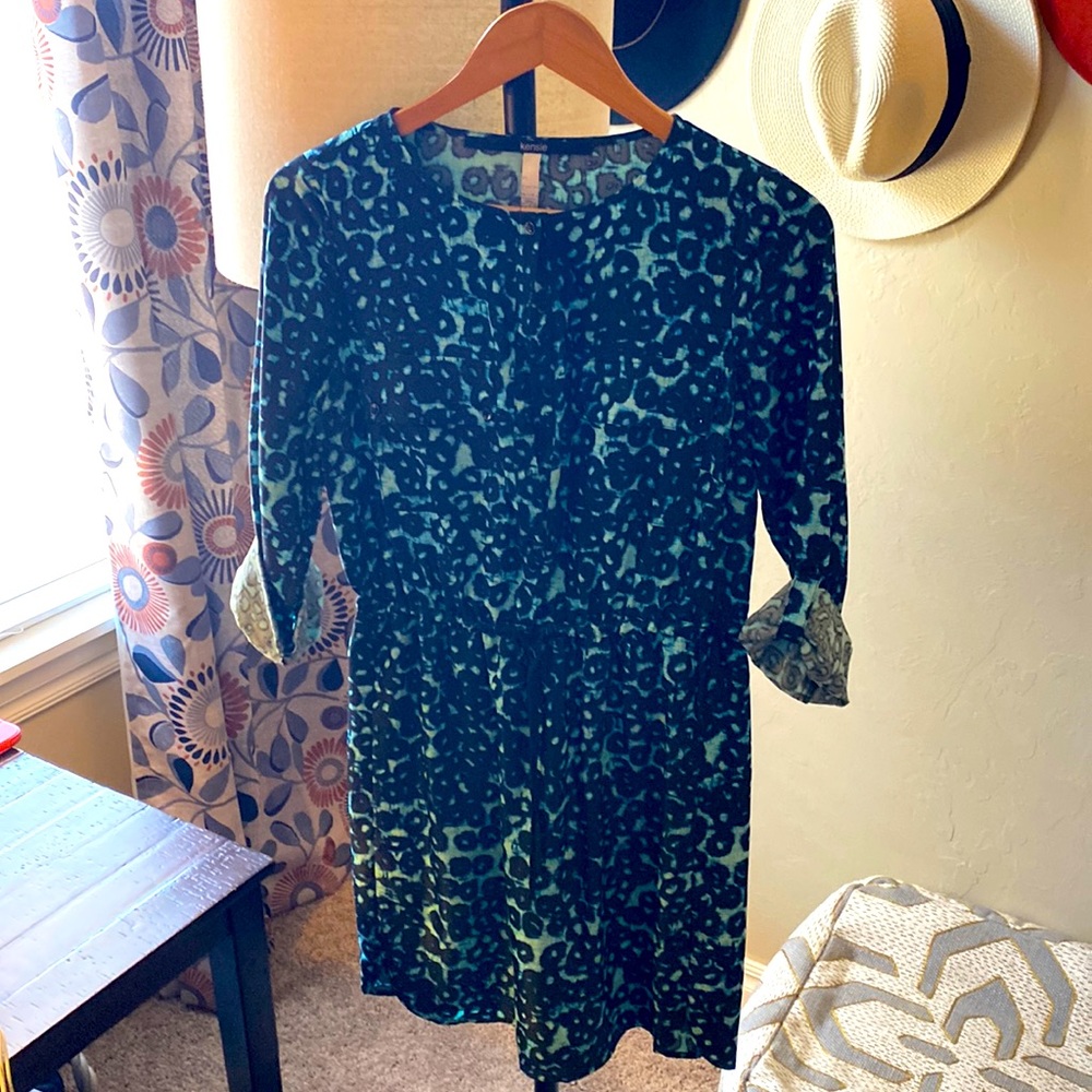 Women’s dress with adjustable sleeves.
